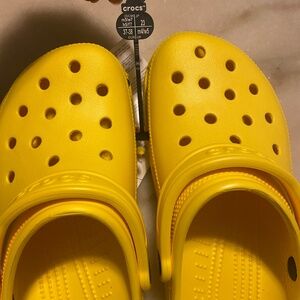 *BRAND NEW LEMON CROCS*